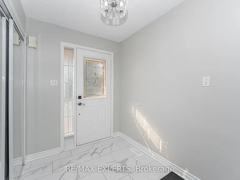 82 Twin Pines Cres — Photo 4