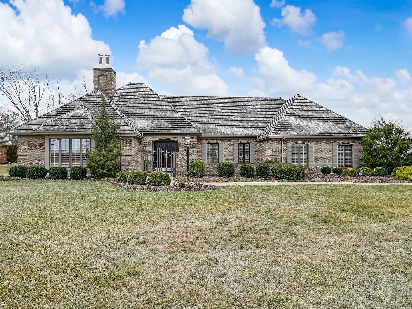 314 Lakewood Cir photo 1