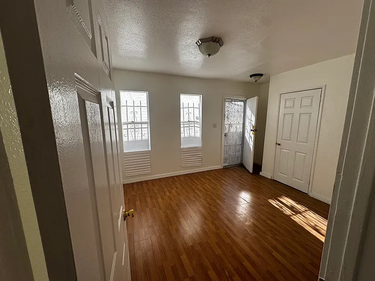 1305 W 56th St #1 — Photo 12