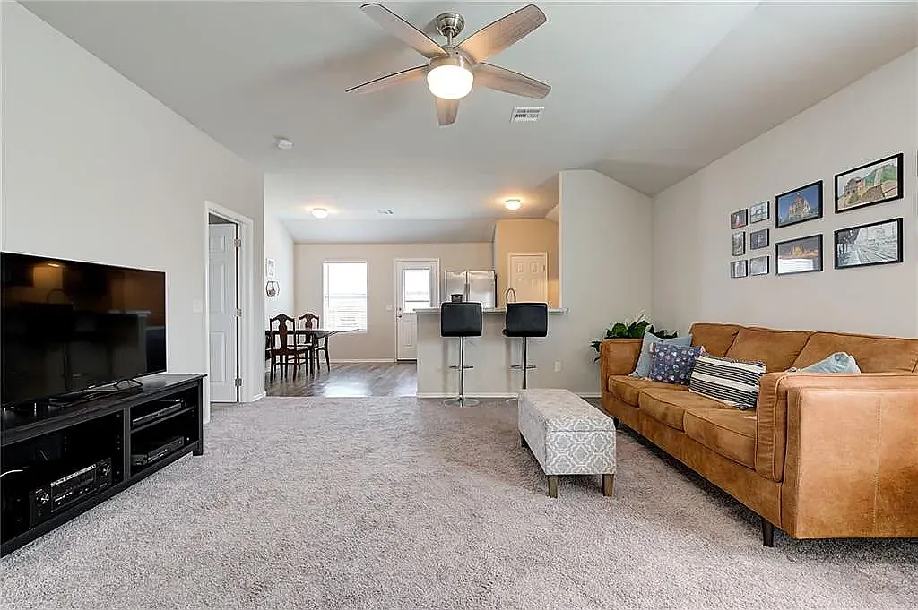 3 bed, 1328 sqft, $1,400 — Photo 3