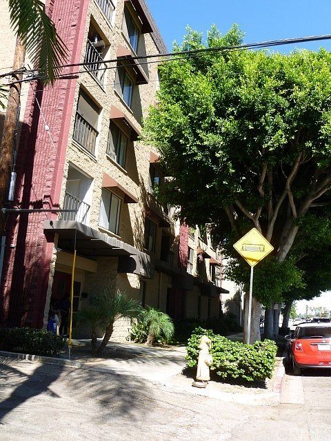 1st image of 225 W 6th St APT 304