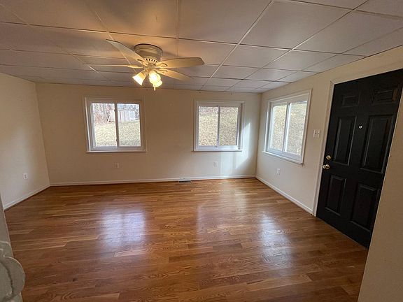 3rd image of 10409 Metropolitan Ave
