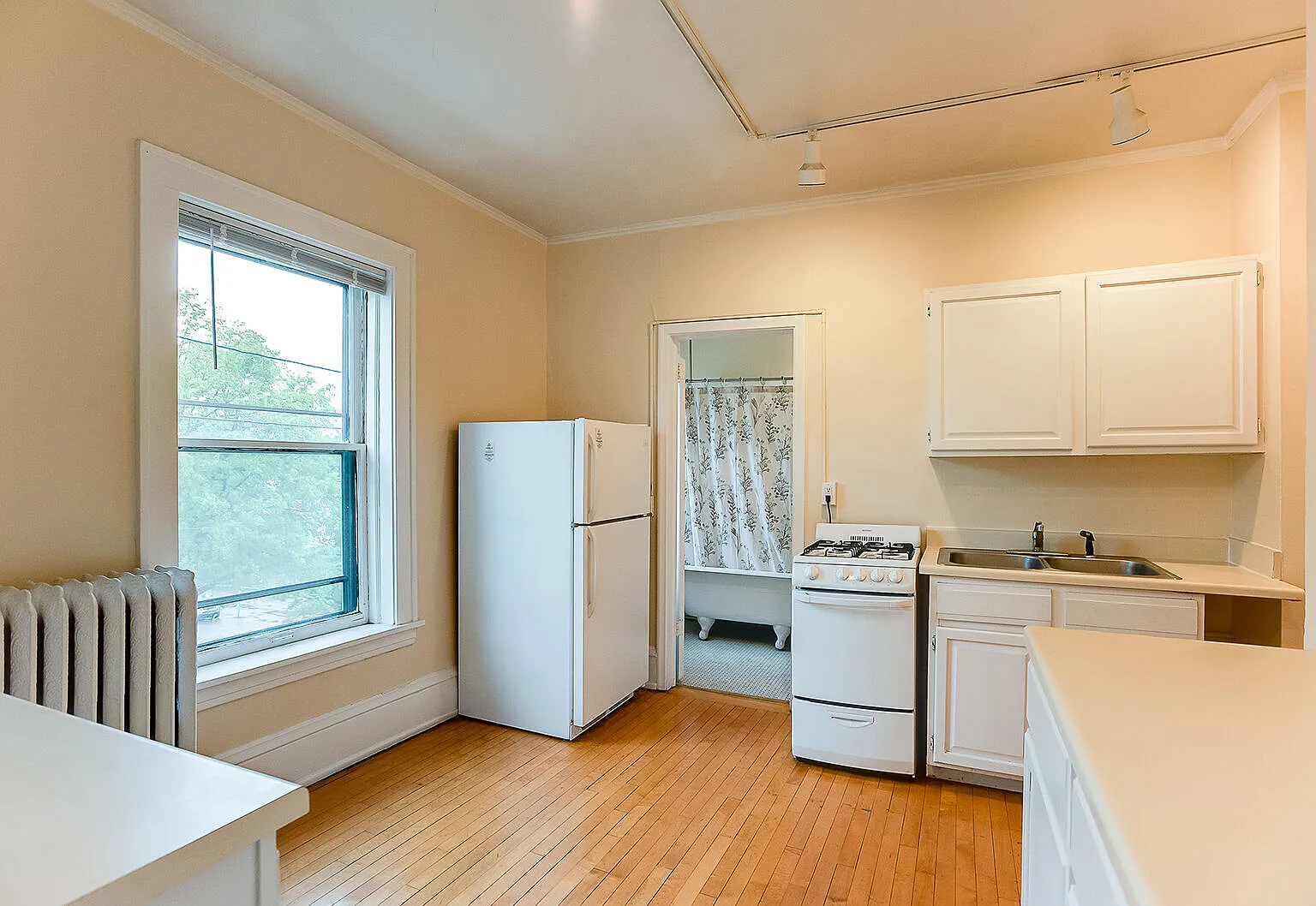 2124 Garfield Avenue South — Photo 3