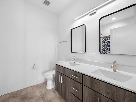 4th image of 27 W Park Blvd #306