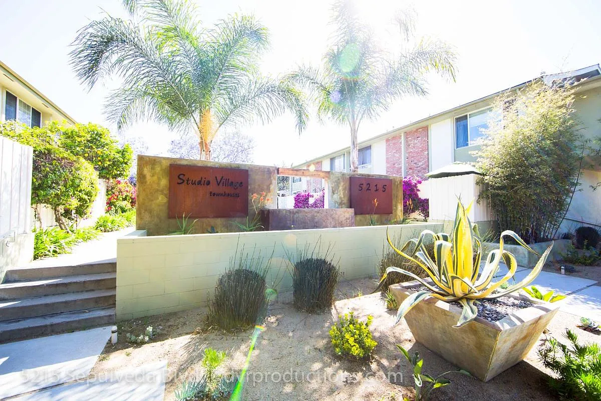 5215 Sepulveda Boulevard — Photo 1