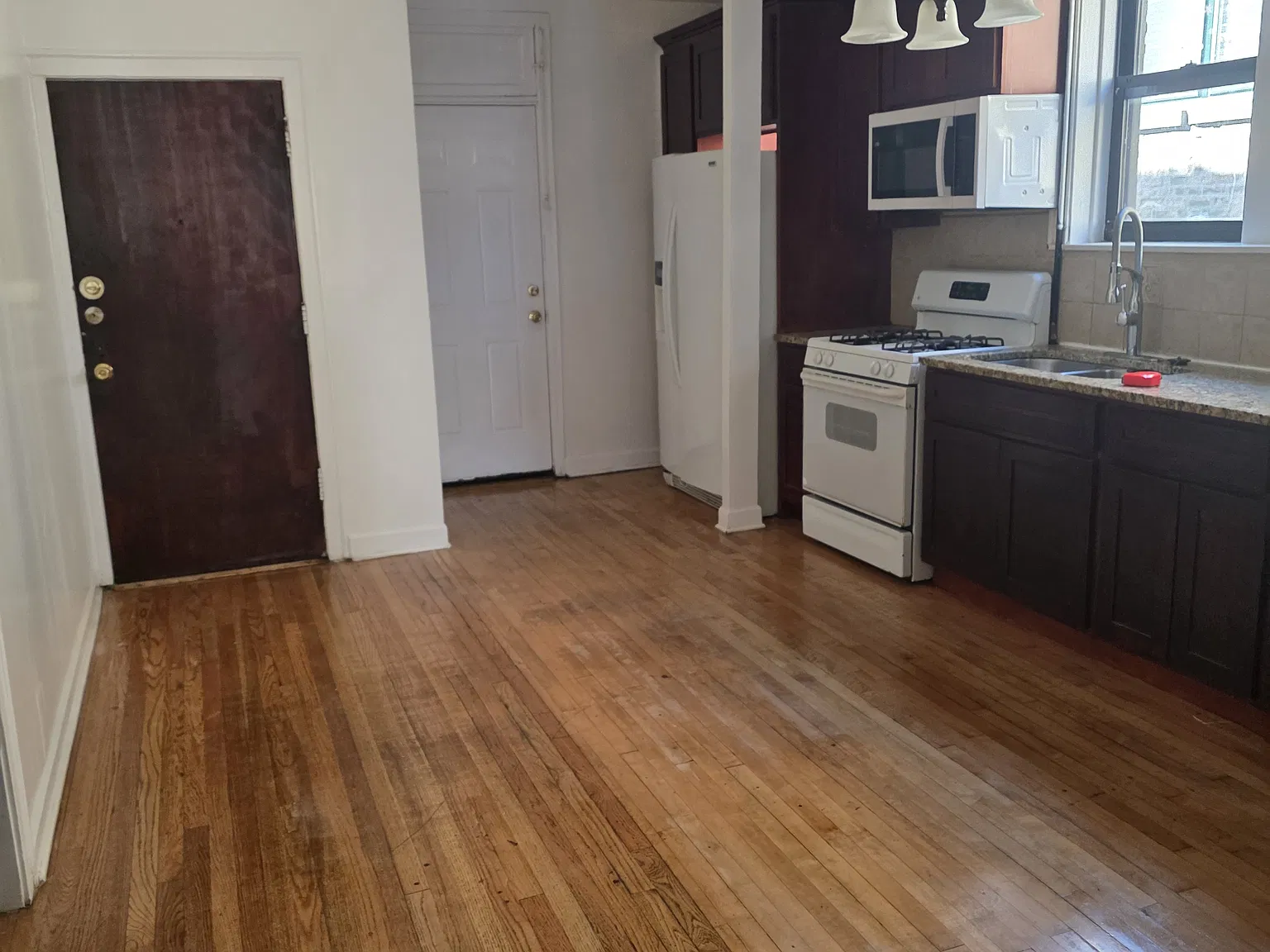 3 bed, 800 sqft, $1,989 — Photo 4