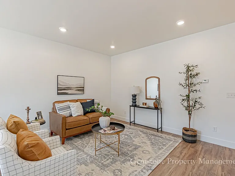 528 Harvester Ave — Photo 6