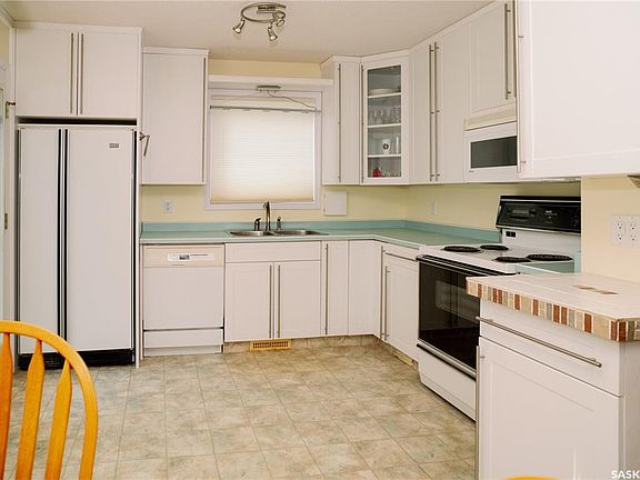 4th image of 939 Haslam CRESCENT