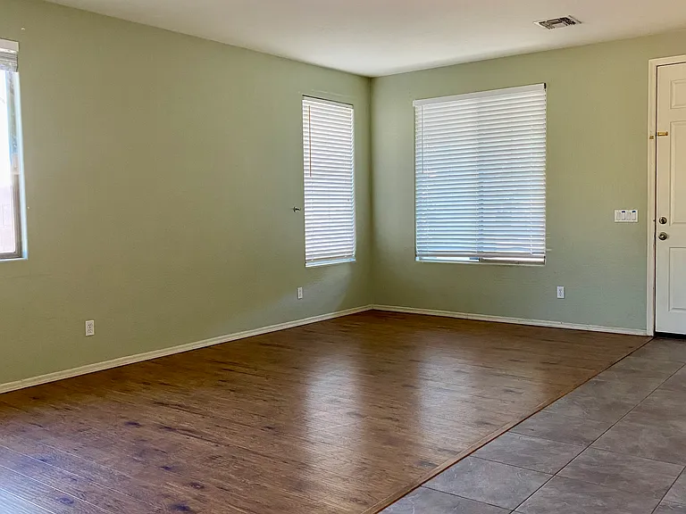3061 E Vallejo Dr — Photo 2