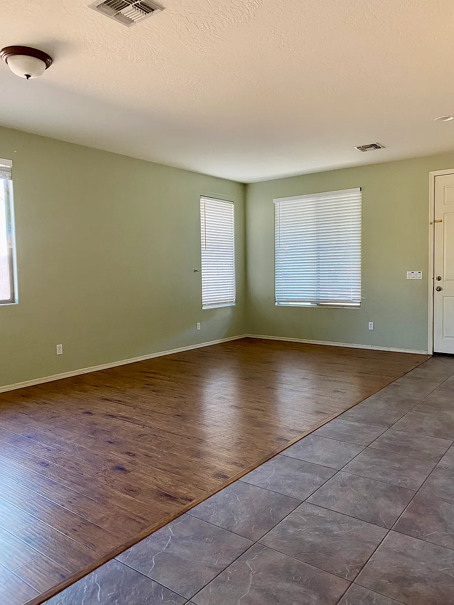 Building Photo - 3061 E Vallejo Dr