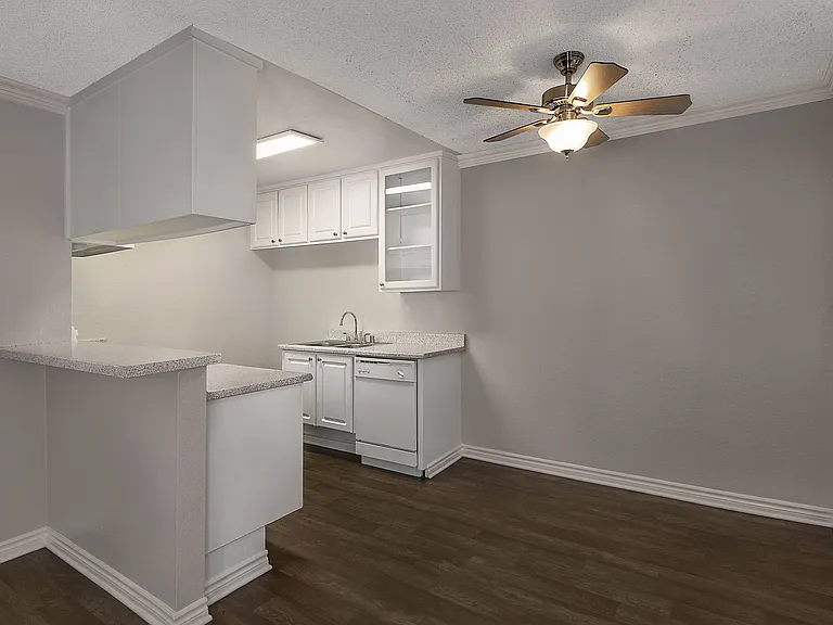 Chapman Village West Apartments — Photo 5