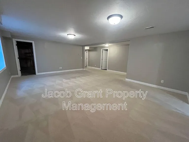 460 Lacosta Dr — Photo 4