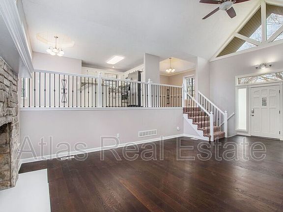 3rd image of 301 SE Onyx Dr