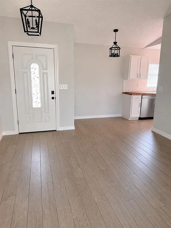 3 bed, 2.0 bath, 1438 sqft, $1,800 — Photo 2