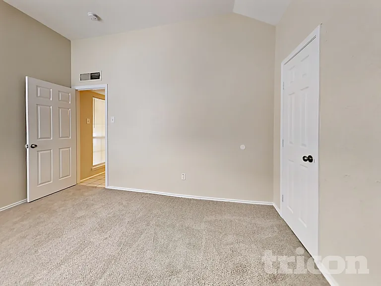 7811 Bluff Trail Dr — Photo 8