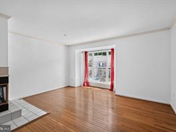 4th image of 10 Augustine Ct