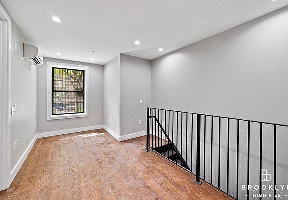 4th image of 695 Beck St APT 1A