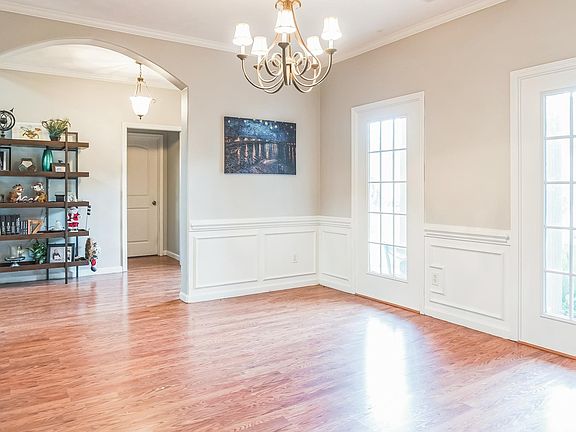 5th image of 180 Charleswood Dr