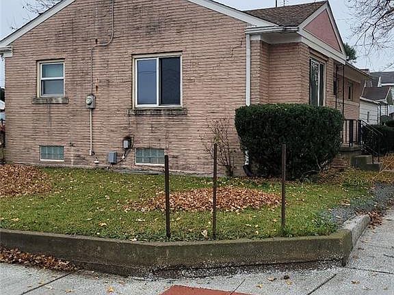 3rd image of 1118 E Manhattan Blvd