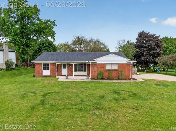2802 Costa Mesa Rd, Waterford, MI 48329