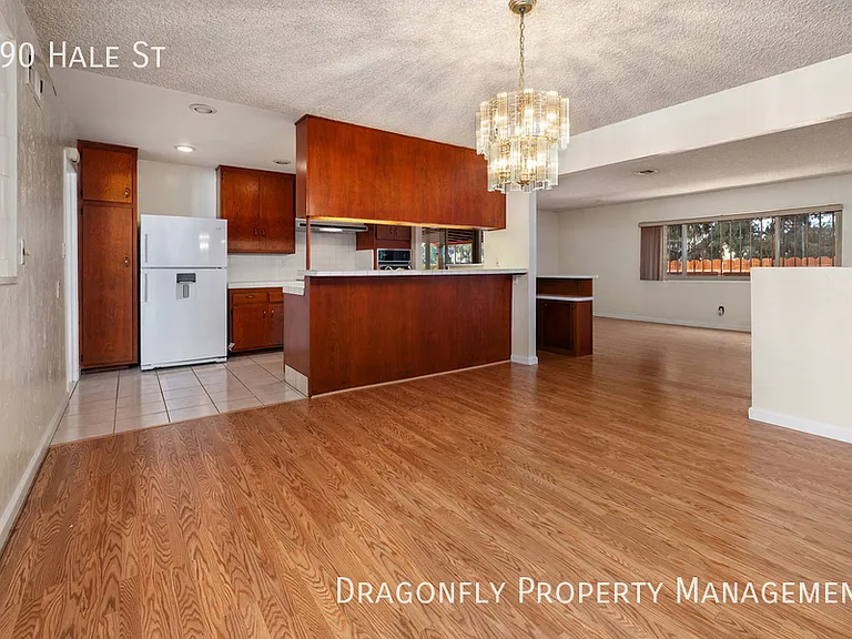490 Hale St — Photo 8