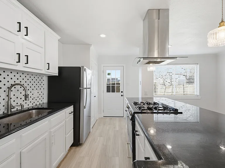 1002 Mardi Gras Ln — Photo 9