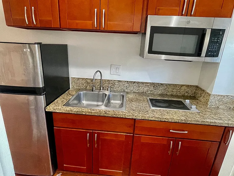 11511 Rochester Ave — Photo 5