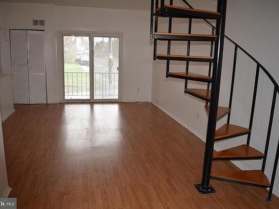 3rd image of 7751 Oxford Ave APT B