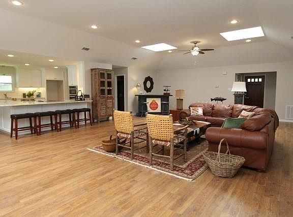 2nd image of 205 Hickory Creek Cir