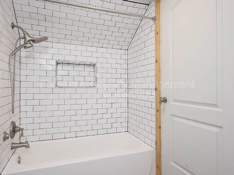 418 W Rosewood Ave — Photo 10