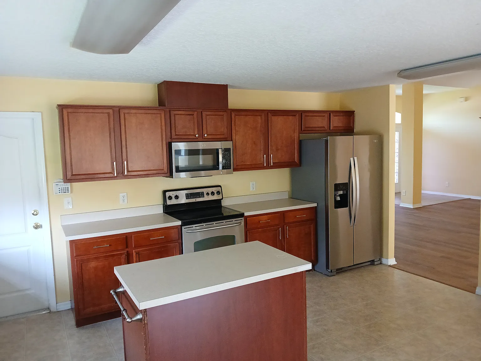 4 bed, 3000 sqft, $2,550 — Photo 2