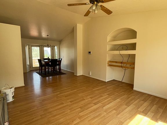 5th image of 854 Pioneer Ave