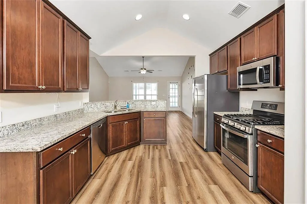 4 bed, 3.0 bath, 2120 sqft, $2,395 — Photo 2