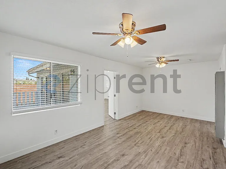 927 Freeman Ave — Photo 10