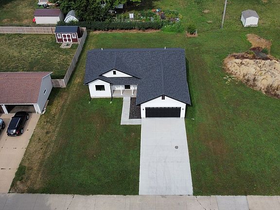 2nd image of 114 6th St SE