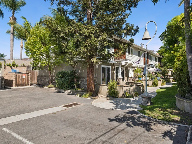 2550 Elden Ave #B — Photo 21