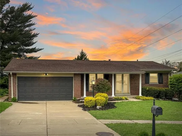 1525 Orchard Lakes Dr, Saint Louis, MO 63146