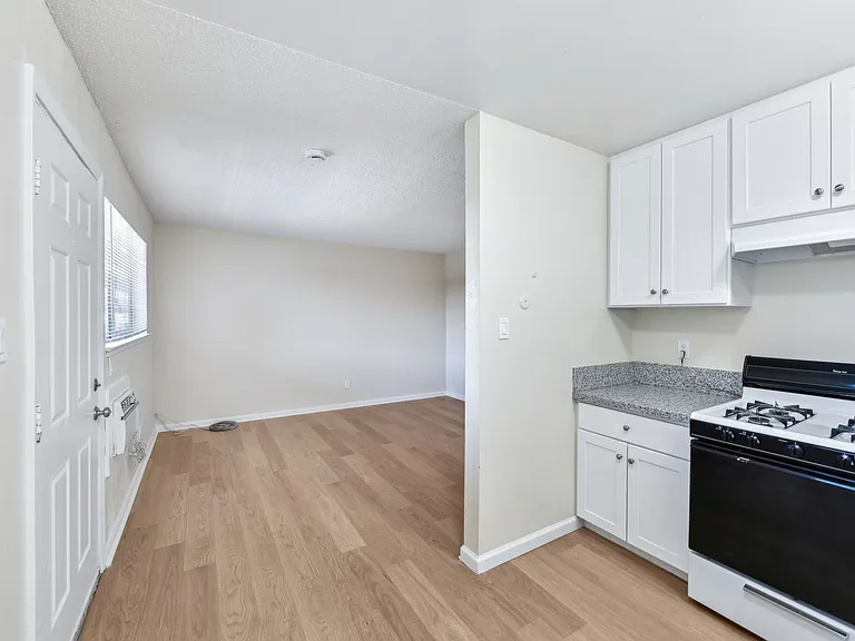 ROCKINGHAM APARTMENTS — Photo 13