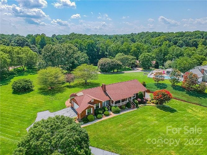 1st image of 165 Lakeshore Ln