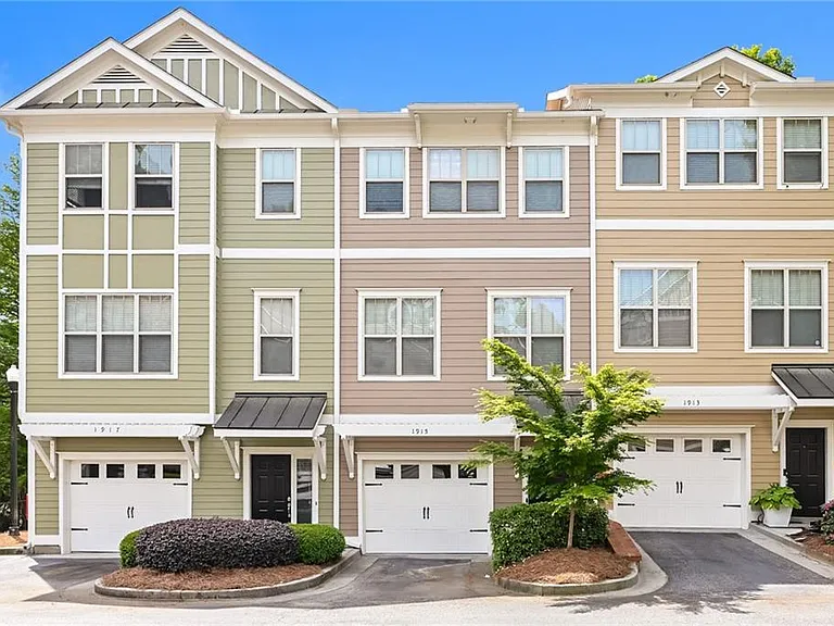 1915 Sterling Oaks Cir — Photo 1