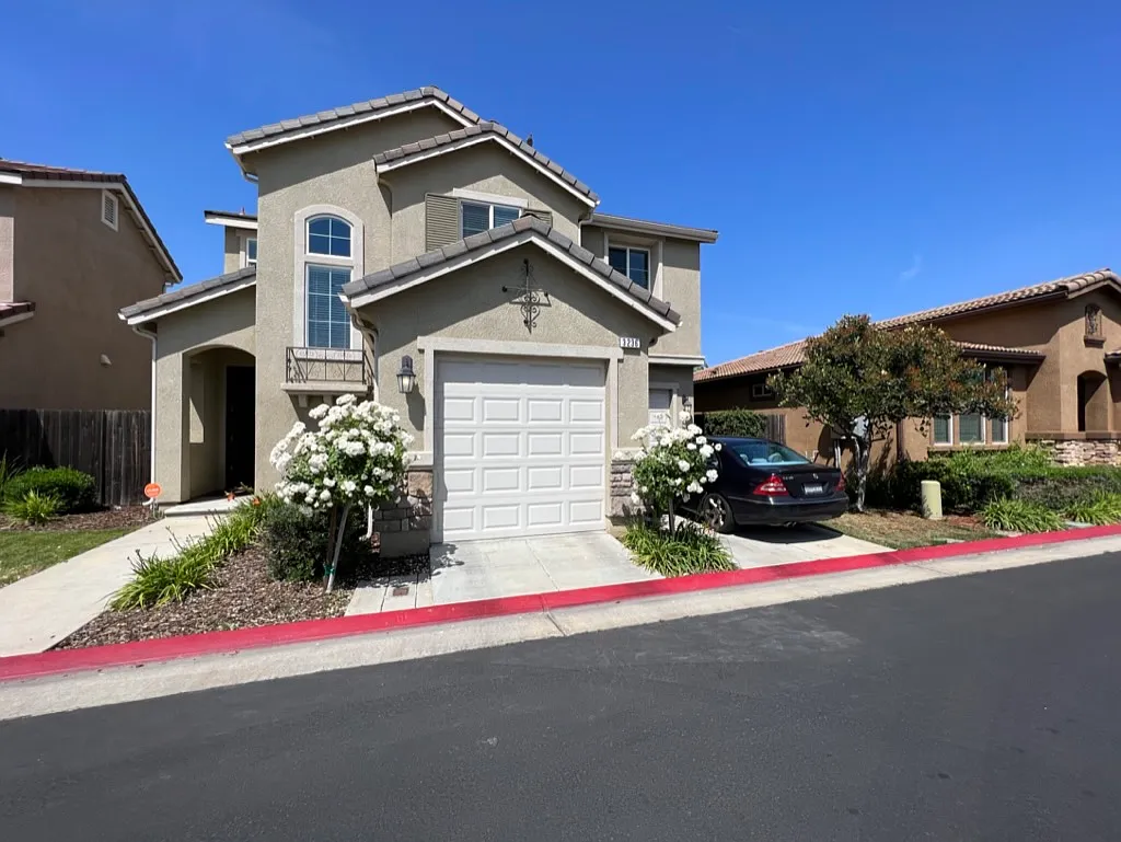 3 bed, 2.5 bath, 1560 sqft, $2,400 — Photo 1