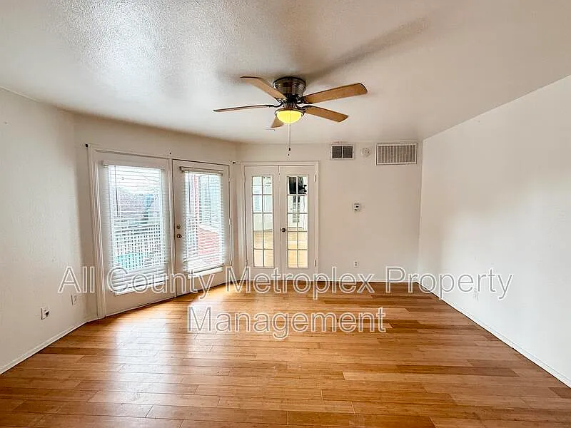 Building Photo - 9839 Walnut St #305