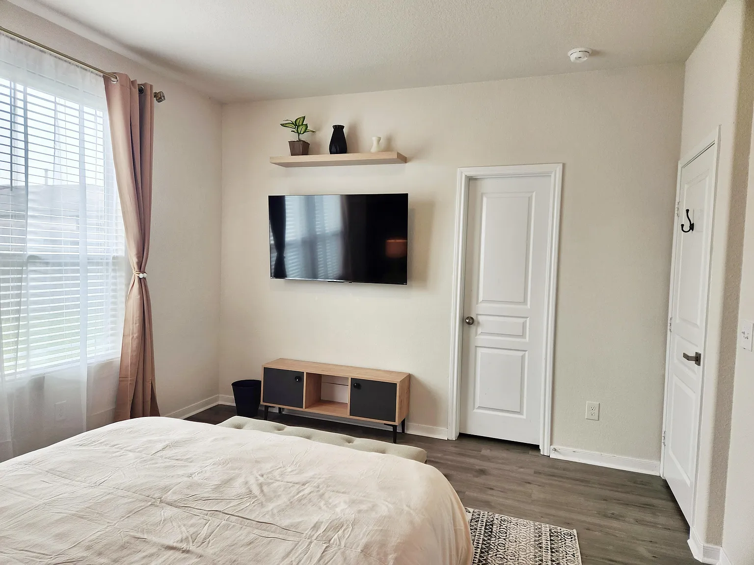 4 bed, 2.0 bath, 2200 sqft, $1,027 — Photo 2