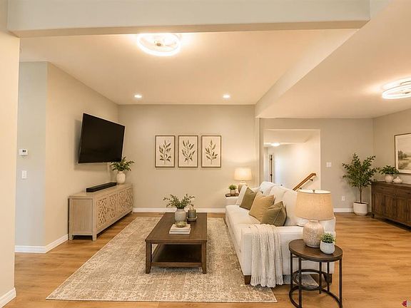 4th image of 935 W 7th Street