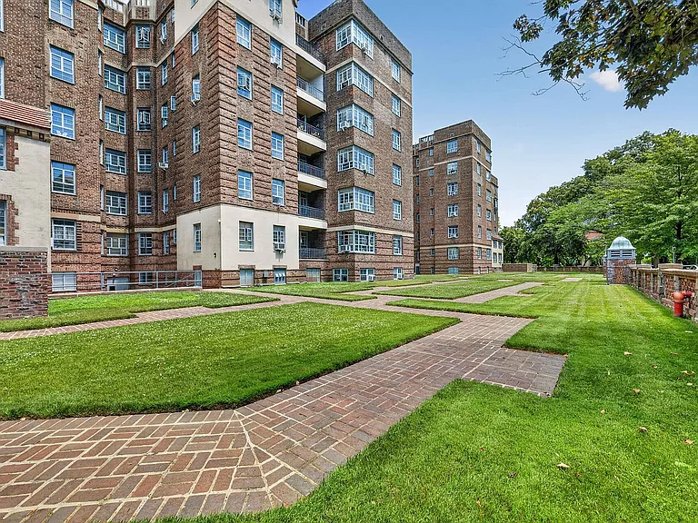 150 Greenway Ter #24W — Photo 17