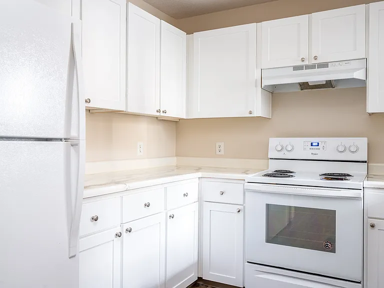 Suzann Plaza Apartments — Photo 27