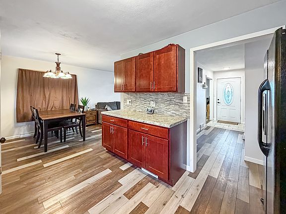 5th image of 817 W Empire St