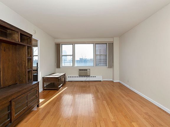 3rd image of 5700 Arlington Ave APT 4F