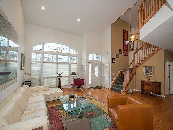 5th image of 121 Hamlet Dr