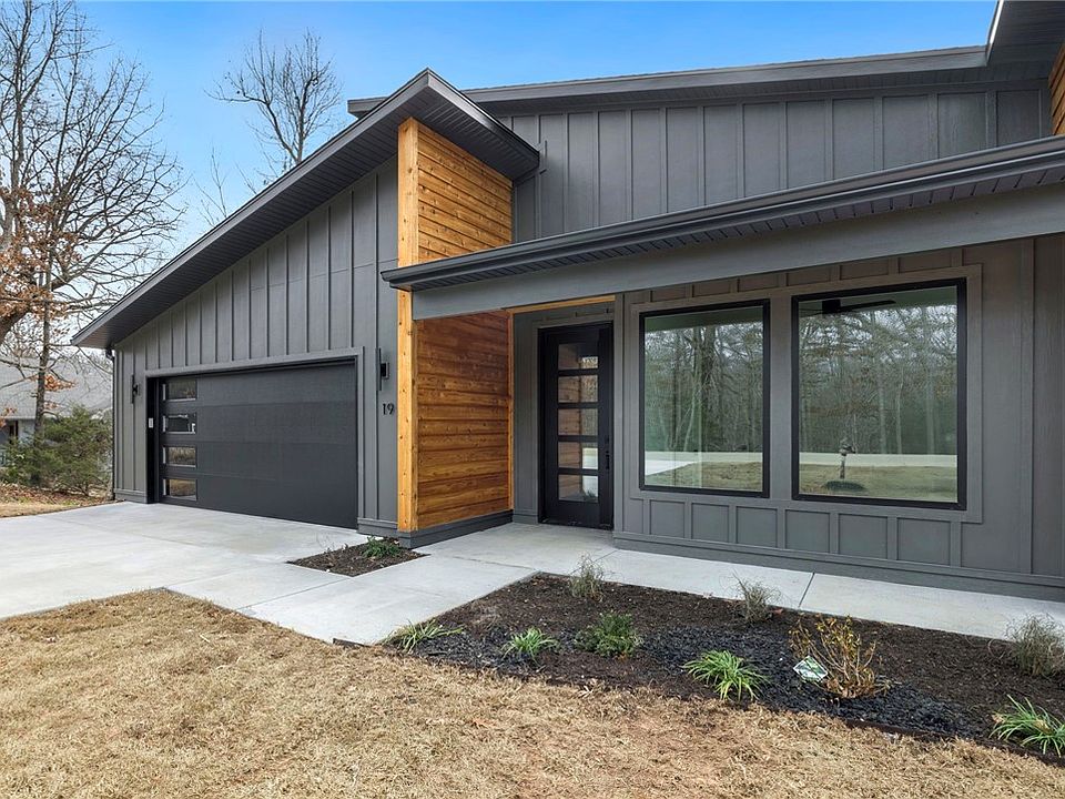 1st image of 19 Cullen Hills Dr